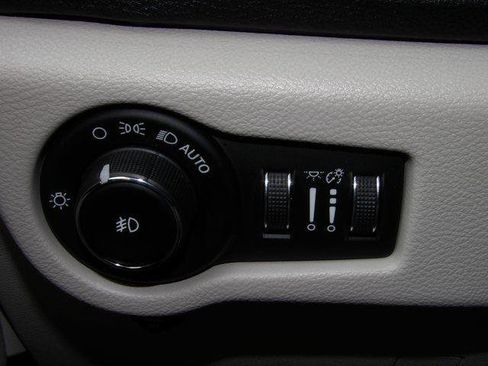 Used 2018 Chrysler Pacifica Limited w/ Tire & Wheel Group image 48