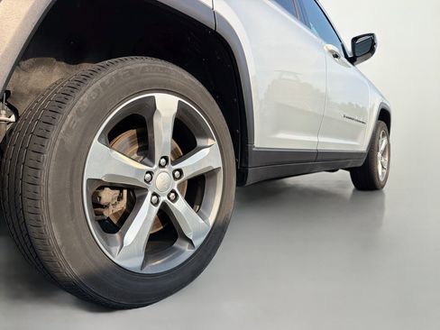 Used 2022 Jeep Grand Cherokee L Limited AWD/4WD image 7