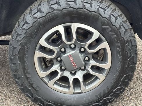 Used 2023 GMC Sierra 2500 AT4 w/ AT4 Preferred Package AWD/4WD image 9