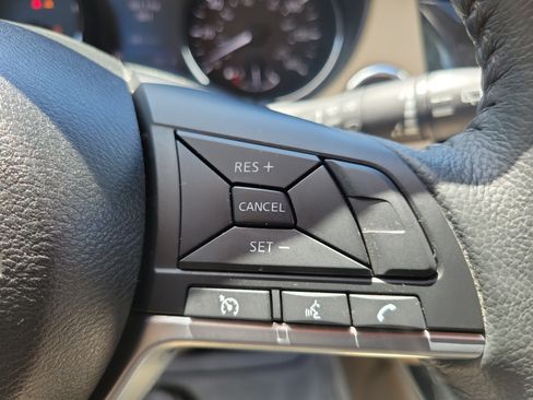Used 2018 Nissan Rogue SV FWD image 19