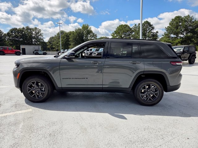 New 2027 Jeep Grand Cherokee Altitude RWD image 4