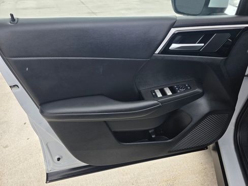 Used 2023 Mitsubishi Outlander SE image 11