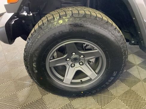 Used 2025 Jeep Wrangler Unlimited Sahara w/ Technology Group AWD/4WD image 9
