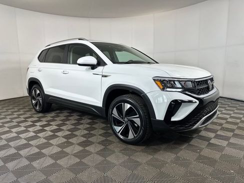 Used 2024 Volkswagen Taos SE image 2