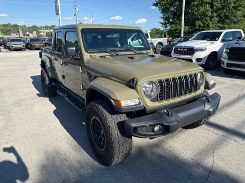 Used 2025 Jeep Gladiator Sport AWD/4WD image 2