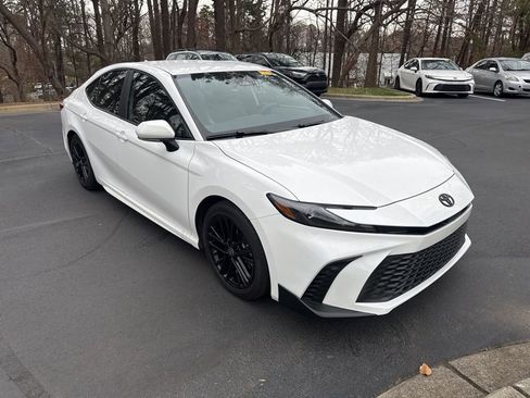 Used 2025 Toyota Camry SE image 1