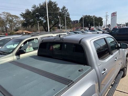 Used 2021 Toyota Tacoma Limited image 11
