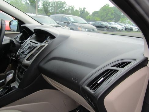 Used 2013 Ford Focus SE w/ SE Winter Pkg FWD image 13