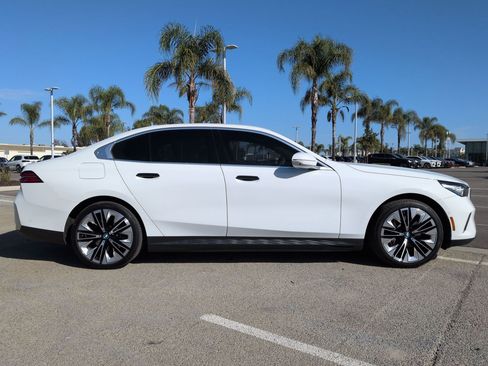 Used 2025 BMW i5 eDrive40i w/ Premium Package image 11