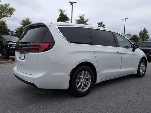 New 2027 Chrysler Pacifica Select FWD image 4