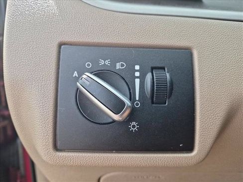 Used 2012 Volkswagen Routan SEL FWD image 15