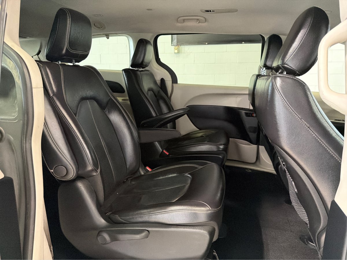 Used 2022 Chrysler Pacifica Touring-L FWD image 16