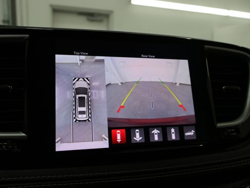 Used 2023 Chrysler Pacifica Touring-L AWD/4WD image 16