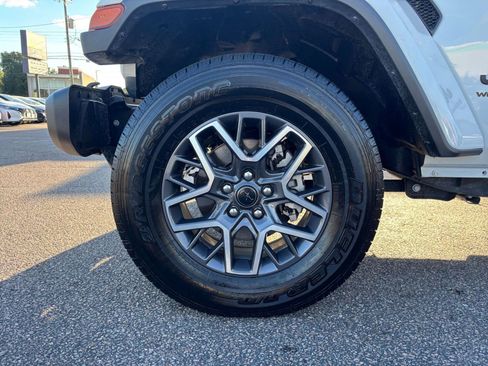 Used 2025 Jeep Wrangler Sahara image 29
