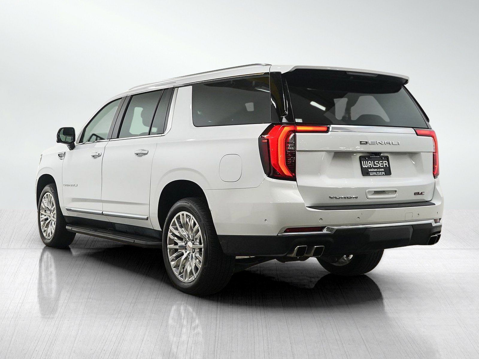 Used 2025 GMC Yukon XL Denali AWD/4WD image 3