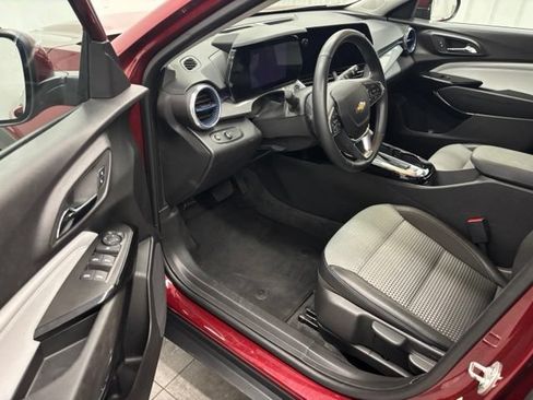 Used 2025 Chevrolet Trax LT w/ Sunroof Package FWD image 13