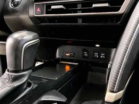 Used 2025 Toyota Camry SE w/ Convenience Package image 33