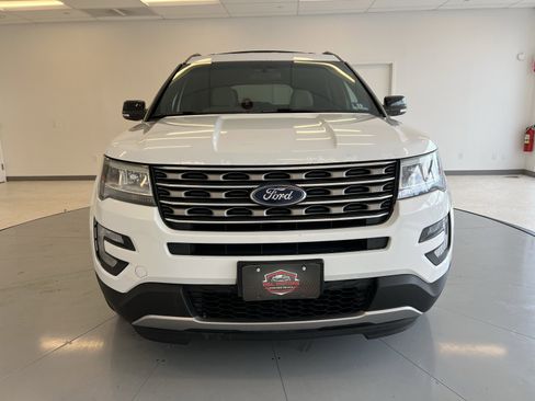 Used 2017 Ford Explorer XLT image 2