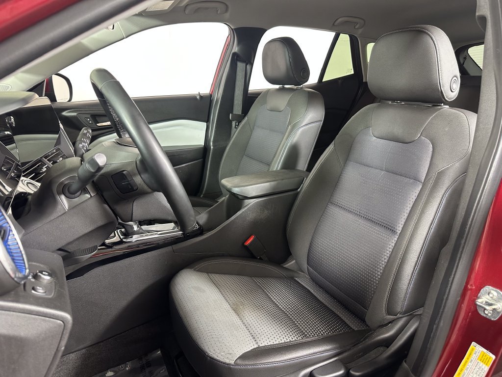Used 2025 Chevrolet Trax LT w/ LT Convenience Package FWD image 13