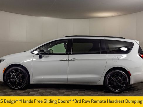 Used 2023 Chrysler Pacifica Limited w/ Uconnect Theater Family Group image 25