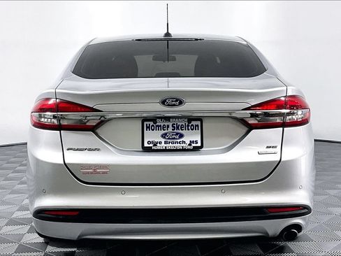 Used 2018 Ford Fusion SE w/ Fusion SE Technology Package FWD image 4