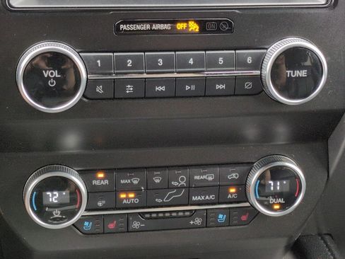 Used 2020 Ford Expedition XLT w/ Equipment Group 202A AWD/4WD image 21