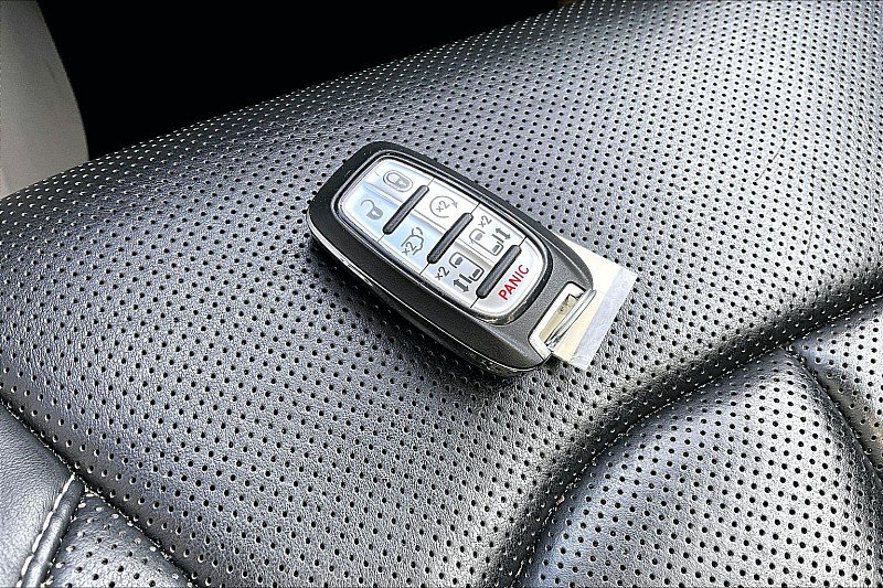 Used 2024 Chrysler Pacifica Limited FWD image 12