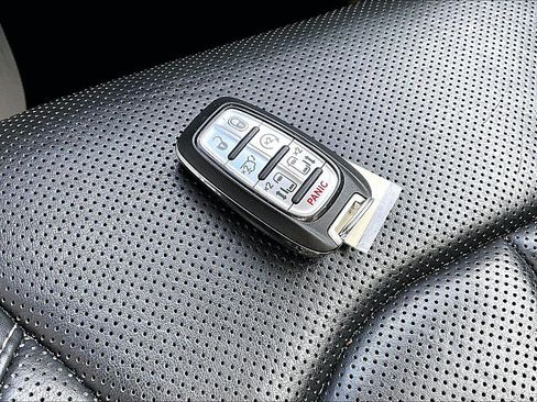 Used 2024 Chrysler Pacifica Limited FWD image 12