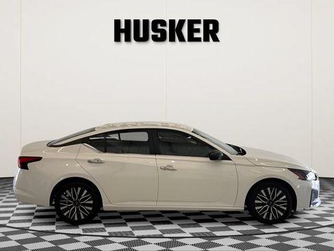 Used 2025 Nissan Altima 2.5 SV FWD image 2