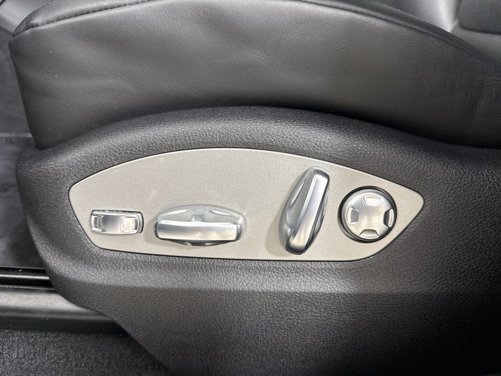 Certified 2025 Porsche Macan AWD/4WD image 40
