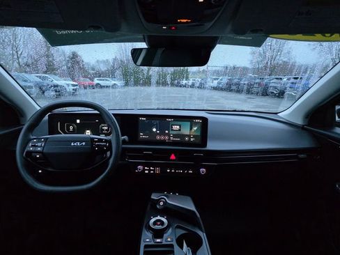 Certified 2025 Kia EV6 Light w/ Light LR Technology Package image 18