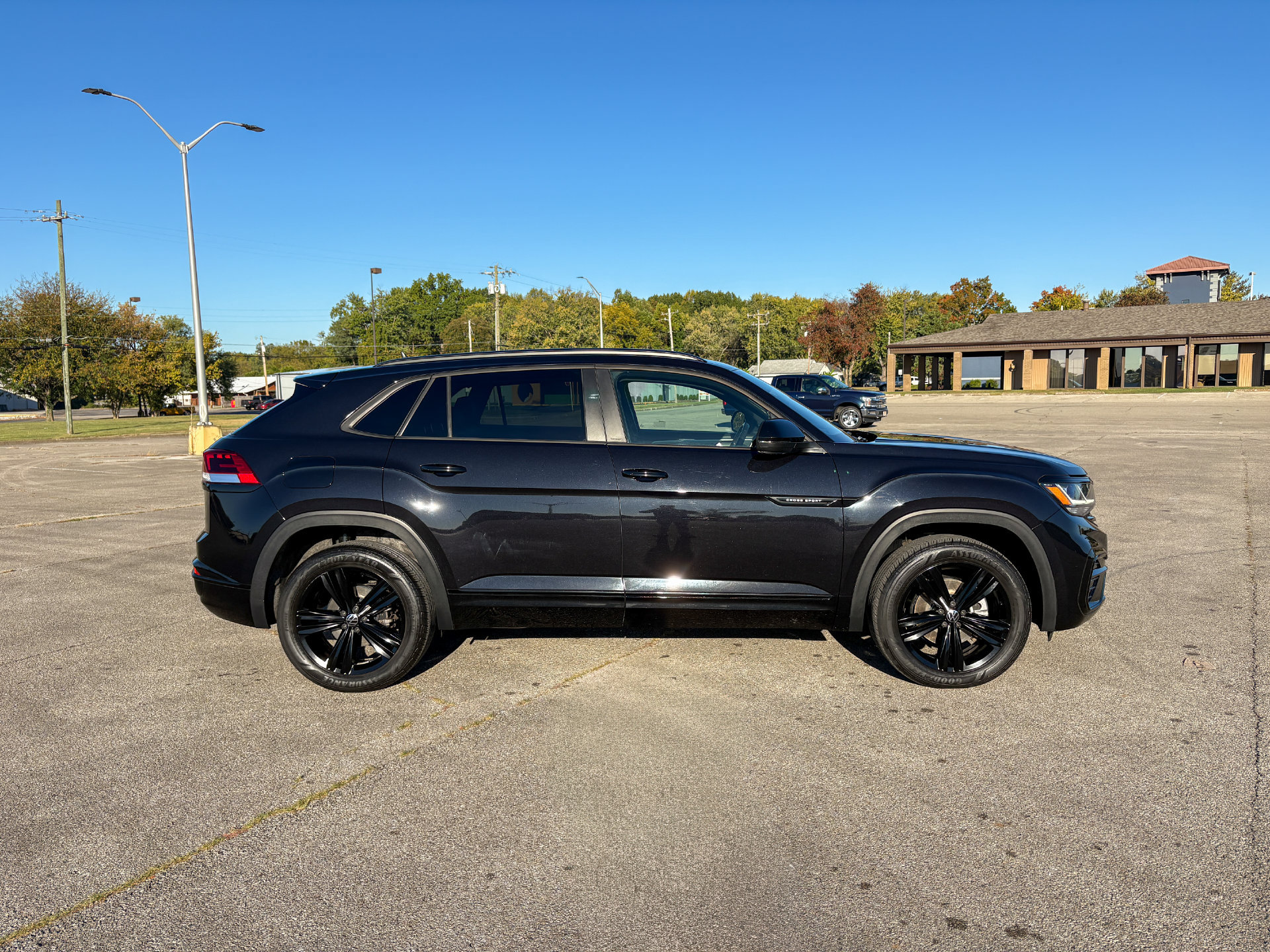 Used 2023 Volkswagen Atlas Cross Sport SEL R-Line AWD/4WD image 10