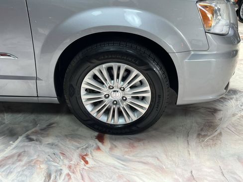 Used 2015 Chrysler Town & Country Limited Platinum FWD image 36