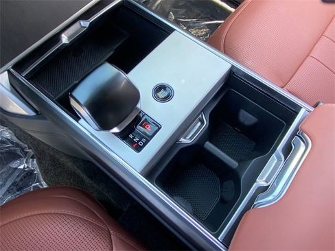 New 2025 Land Rover Range Rover SV image 9