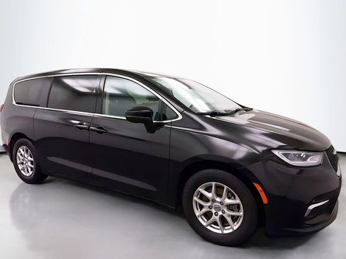 Used 2023 Chrysler Pacifica Touring-L image 1