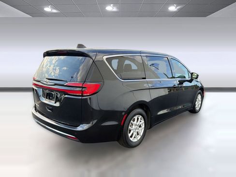 Used 2023 Chrysler Pacifica Touring-L FWD image 9