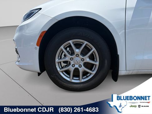 New 2026 Chrysler Pacifica Select FWD image 9