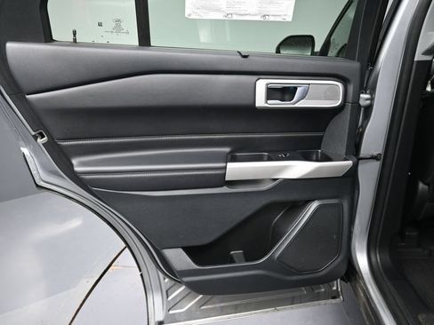Used 2022 Ford Explorer Limited w/ Equipment Group 301A AWD/4WD image 26