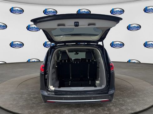 Used 2024 Chrysler Pacifica Touring-L FWD image 10