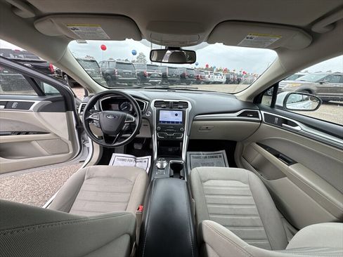 Used 2020 Ford Fusion SE FWD image 9