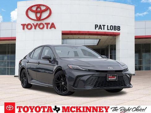 Used 2025 Toyota Camry SE FWD image 1