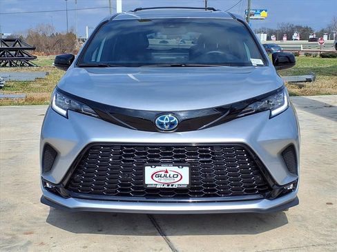 Used 2025 Toyota Sienna XSE w/ XSE Plus Package image 4
