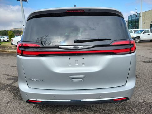 Used 2026 Chrysler Pacifica Select image 28