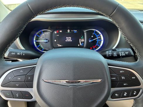 Used 2024 Chrysler Pacifica Select image 11