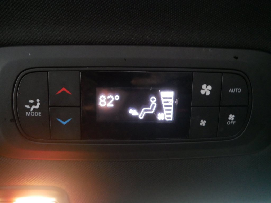 Used 2025 Chrysler Pacifica Limited AWD/4WD image 12