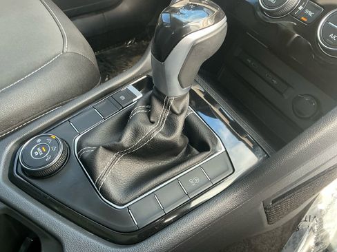 Used 2024 Volkswagen Taos SE w/ Panoramic Sunroof Package image 18