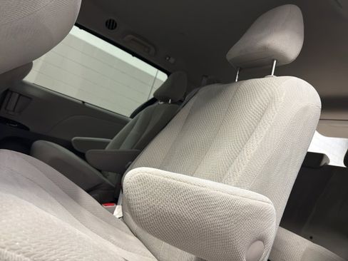 Used 2014 Toyota Sienna LE image 27