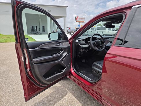 Used 2023 Jeep Grand Cherokee Overland RWD image 12