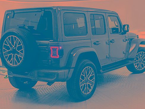 Used 2023 Jeep Wrangler Unlimited Sahara AWD/4WD image 3