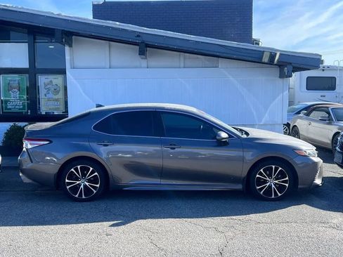 Used 2020 Toyota Camry SE FWD image 1